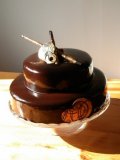 Čokoládový dort - mousse au chocolat, černý rybíz, moelleux, čokoládové glazé