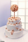 Svatební dort potažený a zdobený fondánem, koule je vyrobena z bílé čokolády